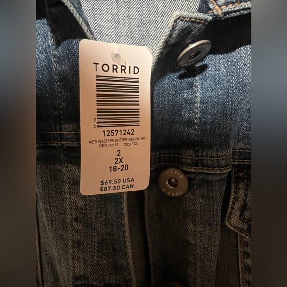 COPY - Torrid NWT denim jacket, medium wash frontier denim, size 2 (18-20) - Picture 3 of 8